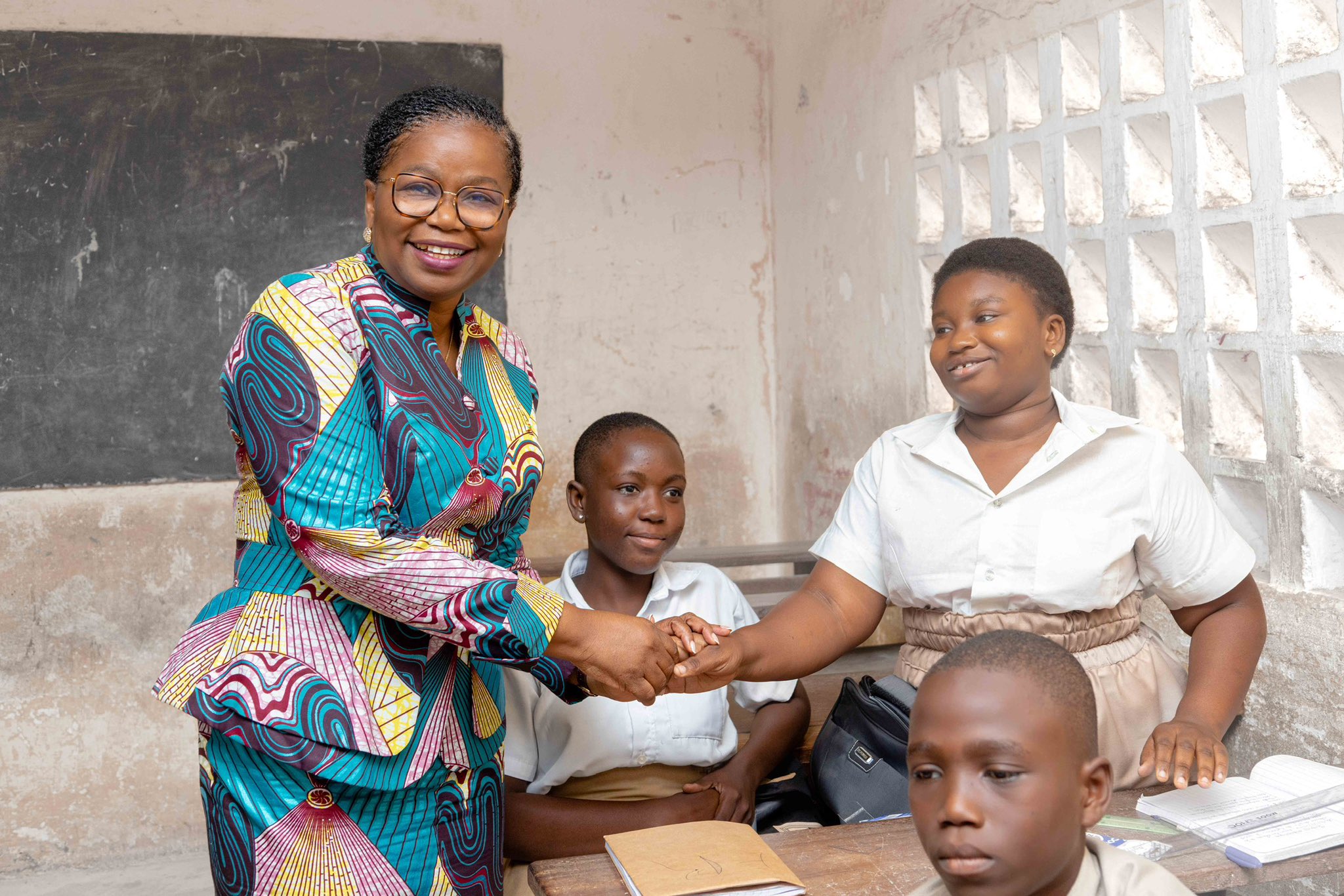 La Première Ministre du Togo, Victoire Dogbe, a visité le Lycée de Tokoin 2 et le CEG Agoè-Nyivé-Ouest, encourageant élèves et enseignants