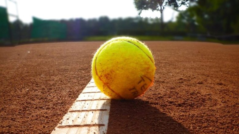Le camp de tennis gratuit organisé par le club HSD à Lomé initie les jeunes Togolais au tennis et les encourage à concilier sport et études.