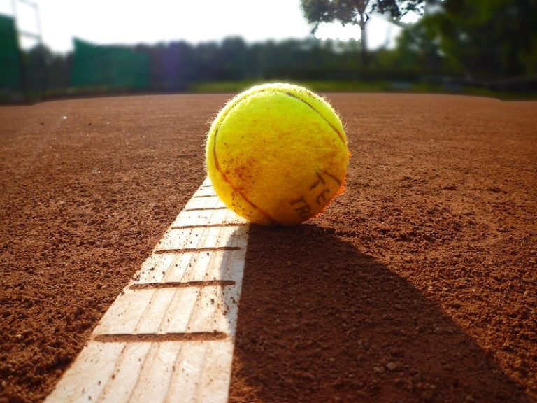 Le camp de tennis gratuit organisé par le club HSD à Lomé initie les jeunes Togolais au tennis et les encourage à concilier sport et études.