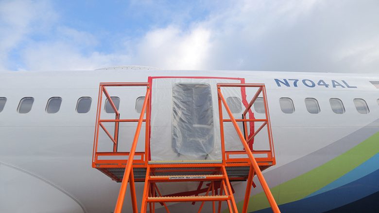 Boeing, confronté à une dette colossale et à une grève historique, cherche à lever des milliards pour éviter la faillite.