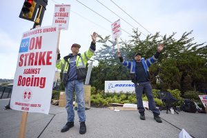 Boeing, confronté à une dette colossale et à une grève historique, cherche à lever des milliards pour éviter la faillite.