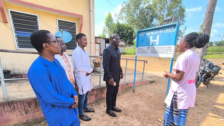 Le ministre de la Santé visite les centres de santé au Togo et salue l'appui de l'ONG Santé Intégrée dans l'amélioration de l'accès aux soins.