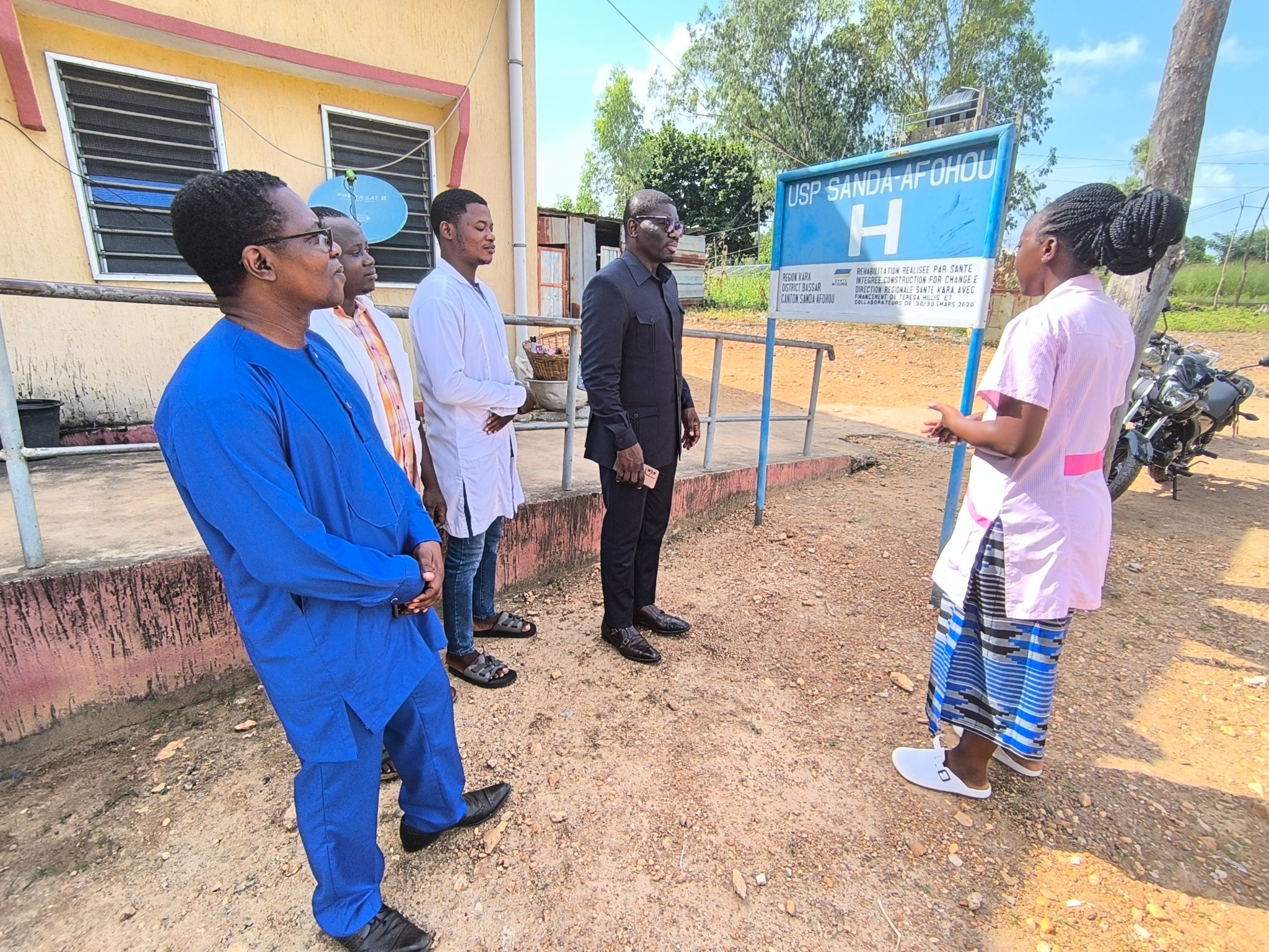 Le ministre de la Santé visite les centres de santé au Togo et salue l'appui de l'ONG Santé Intégrée dans l'amélioration de l'accès aux soins.