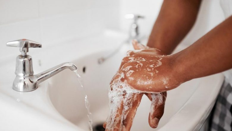 L'AAEA alerte sur l'importance cruciale du lavage des mains en Afrique pour prévenir les maladies et sauver des vies.