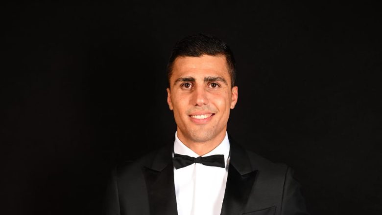 Rodri, le discret milieu de terrain de Manchester City, crée la sensation en remportant le prestigieux Ballon d'Or 2024.
