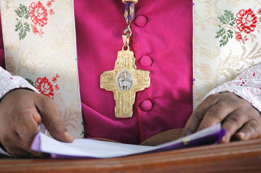 L'Église catholique du Togo est frappée par un double deuil avec la disparition tragique des Pères Casimir Kodo et Christophe Badjougou.