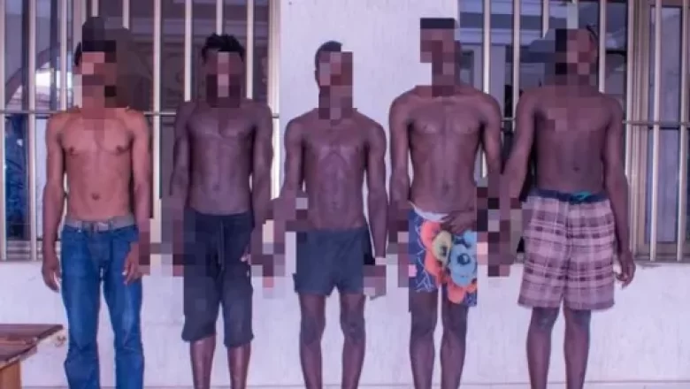 Horrible lynchage à Attiégou Yayrakomé : cinq individus rapidement interpellés par La police pour le meurtre d'un jeune maçon.