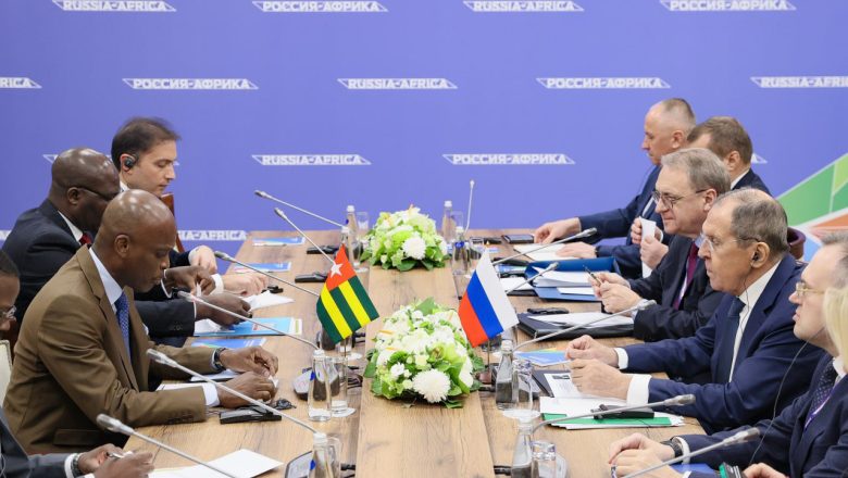 Sergueï Lavrov, et son homologue togolais, Robert Dussey, se rencontrent en marge de la première conférence ministérielle