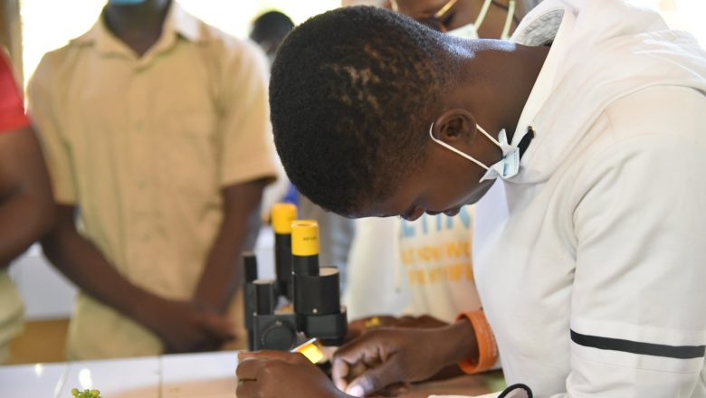 Révolution scientifique au Togo : un lycée à Dapaong se modernise et offre aux élèves un accès aux équipements de pointe.