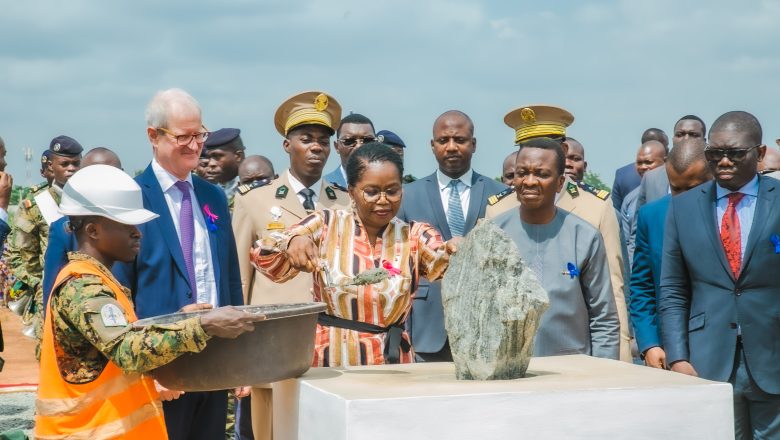cérémonie de pose de la première pierre du centre public moderne de traitement du cancer au Togo, un projet clé pour améliorer les soins