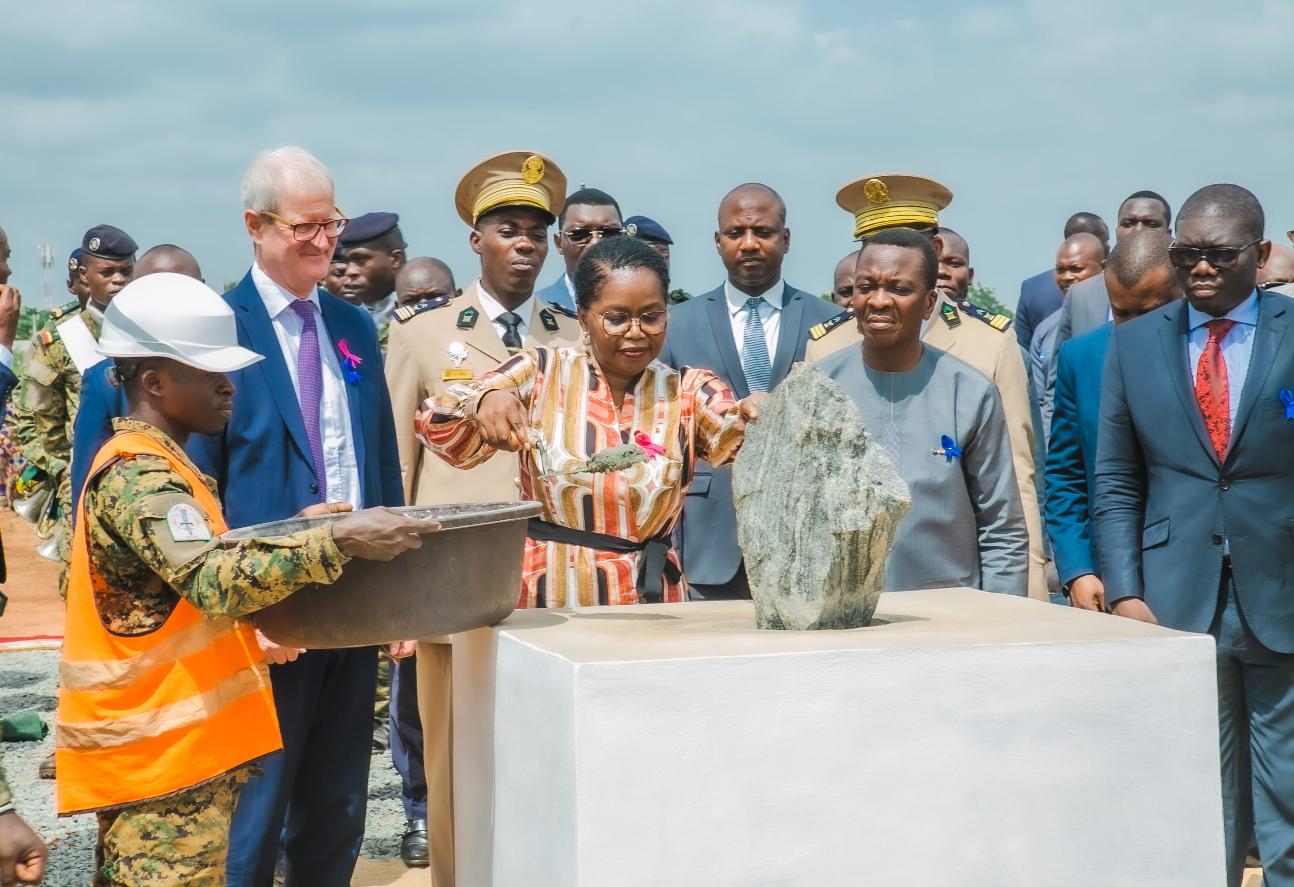 cérémonie de pose de la première pierre du centre public moderne de traitement du cancer au Togo, un projet clé pour améliorer les soins