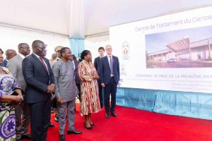  cérémonie de pose de la première pierre du centre public moderne de traitement du cancer au Togo, un projet clé pour améliorer les soins 
