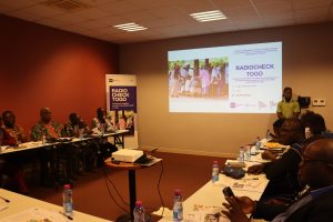 Le projet RadioCheck Togo forme 12 radios locales pour lutter contre la désinformation et renforcer la cohésion sociale.