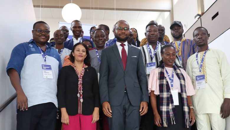 Le projet RadioCheck Togo forme 12 radios locales pour lutter contre la désinformation et renforcer la cohésion sociale.