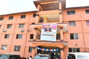 Le hall principal de l'Université Technologique de Nimba est rebaptisé en hommage au Président Eyadema, célébrant son engagement pour la paix et l'éducation en Afrique.