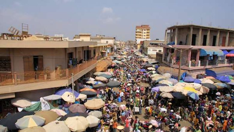 Le grand marché de Lomé est le théâtre de scènes de chaos et de violence, mettant en danger la vie des usagers.