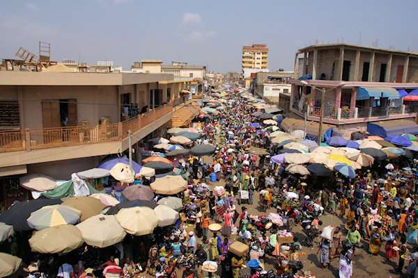 Le grand marché de Lomé est le théâtre de scènes de chaos et de violence, mettant en danger la vie des usagers.