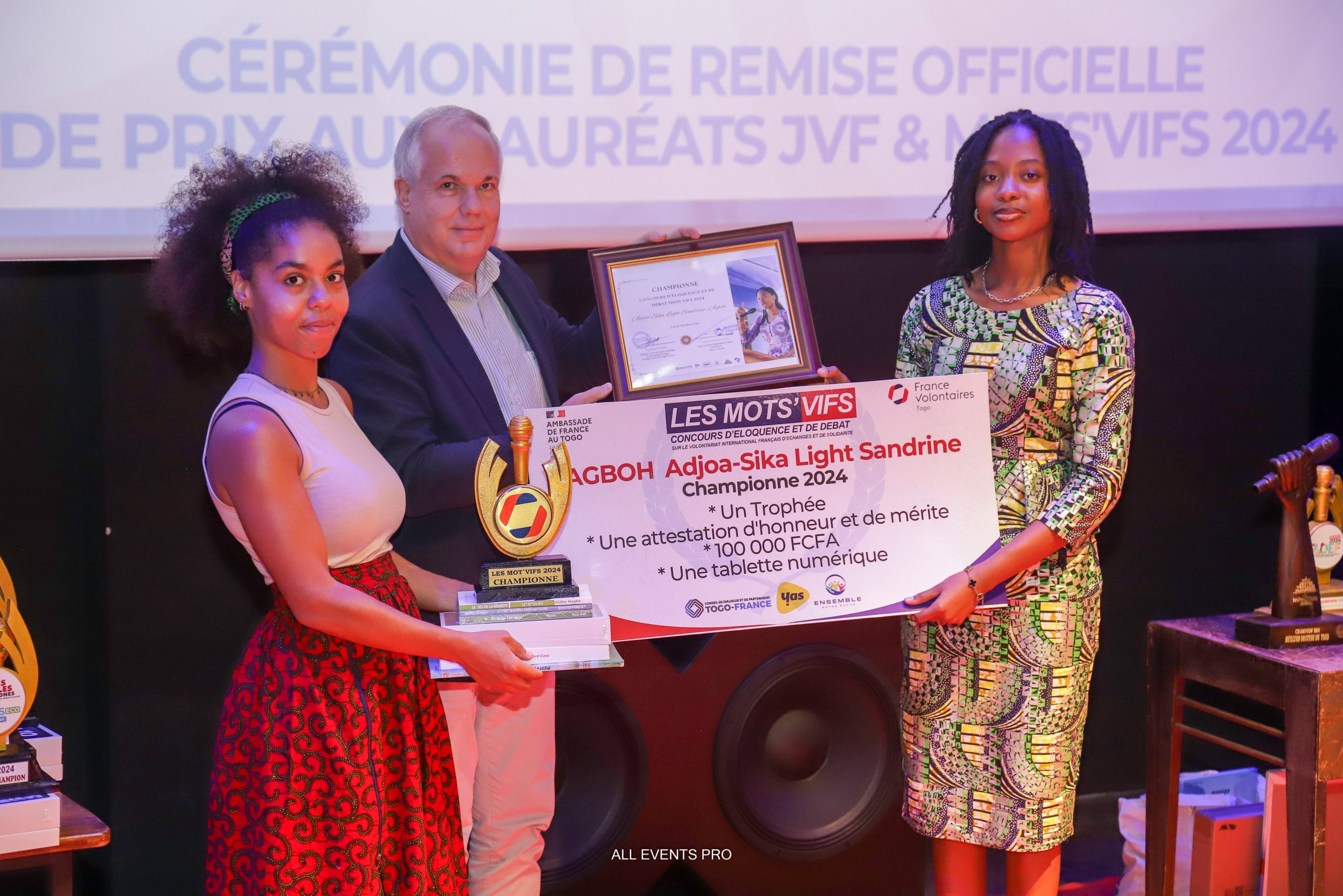 Les Joutes Verbales Francophones et Les Mots'Vifs sacrent les champions de la parole. #Togo #Francophonie # éloquence #JoutesVerbales