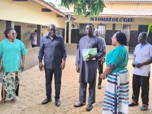 Le Ministre de la Santé, Prof. Tchin Darre, visite le Centre Public d'Ophtalmologie de Baguida pour évaluer les progrès