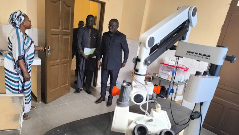 Le Ministre de la Santé, Prof. Tchin Darre, visite le Centre Public d'Ophtalmologie de Baguida pour évaluer les progrès