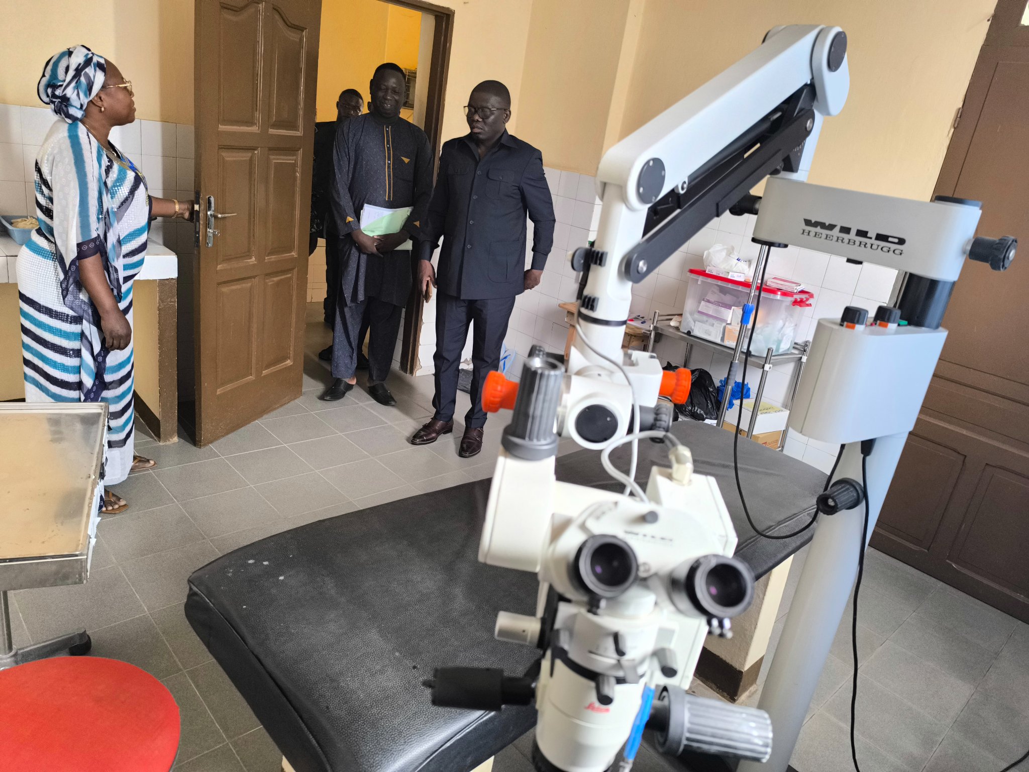 Le Ministre de la Santé, Prof. Tchin Darre, visite le Centre Public d'Ophtalmologie de Baguida pour évaluer les progrès