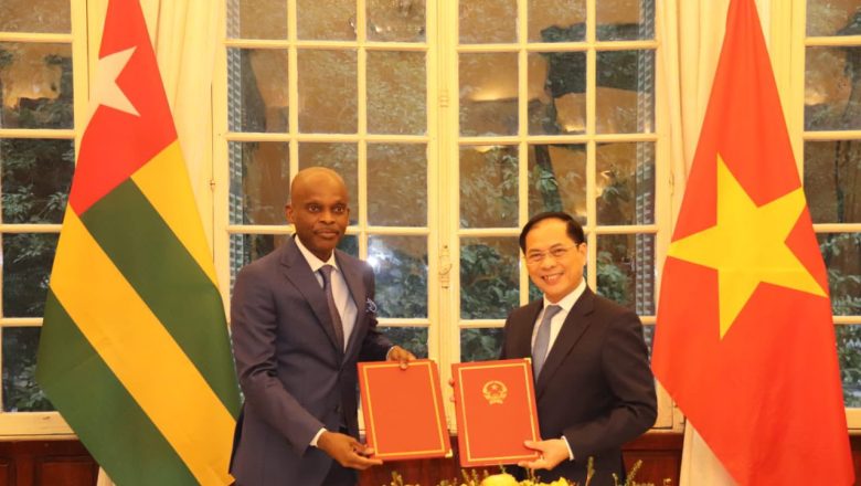 Robert Dussey, Ministre des Affaires Étrangères du Togo, a signé un mémorandum d'entente avec le Vietnam pour renforcer la coopération