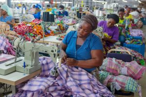 Plongez au cœur de TOME TEXTILE, une entreprise qui tisse l'avenir du Togo grâce à une production textile responsable et diversifiée.