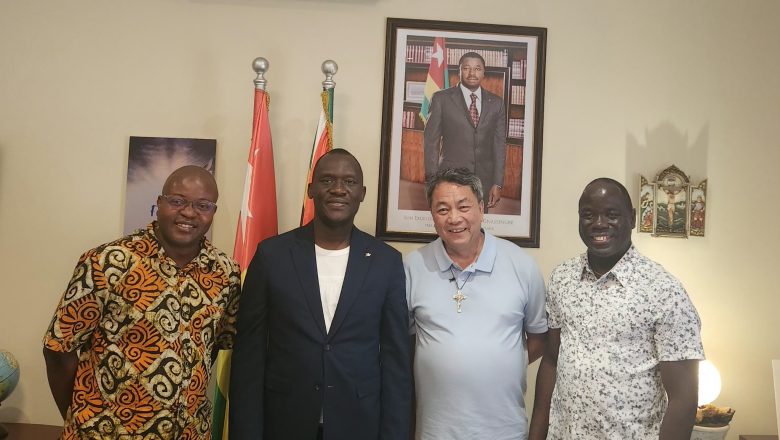 Rencontre diplomatique à Pretoria : le Ministre-Conseiller John D. Fintakpa Lamega accueille le Père Wilfried Tagba et ses confrères missionnaires pour renforcer les liens entre le Togo et la communauté spirituelle en Afrique du Sud.
