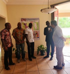 Rencontre diplomatique à Pretoria : le Ministre-Conseiller John D. Fintakpa Lamega accueille le Père Wilfried Tagba et ses confrères missionnaires pour renforcer les liens entre le Togo et la communauté spirituelle en Afrique du Sud.