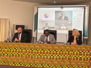 Lomé, 23 janvier 2024 –Une initiative d’envergure internationale a été mise en lumière hier lors d’une rencontre organisée à l’Université de Lomé. En effet, la Présidence des Turcs de l'Étranger et des Communautés Affiliées, en collaboration avec l'Ambassade de la République de Turquie à Lomé, l'Université de Lomé et la Fondation Maarif de Turquie au Togo, a présenté les Bourses d'Études Türkiye aux étudiants de l'Université de Lomé.Un programme de bourses d'excellencePremièrement, le programme "Türkiye Bursları" est une initiative financée par le gouvernement turc, conçue pour les étudiants internationaux souhaitant poursuivre des études supérieures en Turquie. Ce programme offre des avantages uniques :Frais de scolarité couverts à 100 %, permettant aux bénéficiaires d’étudier dans les meilleures universités publiques de Turquie.Allocation mensuelle pour subvenir aux besoins de base des étudiants.Hébergement gratuit, assurant un logement dans des conditions confortables.Billet d’avion aller-retour, facilitant le transport international.Cours de langue turque intensif d’une durée d’un an, permettant une immersion culturelle et linguistique complète.Accès à un réseau académique et professionnel mondial grâce à une expérience éducative enrichissante.Une collaboration stratégique pour promouvoir l’éducationEn outre,destinées aux étudiants souhaitant poursuivre des études aux niveaux BTS, Licence, Master et Doctorat, ces bourses représentent une opportunité significative pour les étudiants togolais. De plus, le programme s'inscrit dans une démarche de diplomatie éducative visant à renforcer les liens académiques et culturels entre la Turquie et les autres pays. En retour, les bénéficiaires sont encouragés à contribuer au développement de leur pays d'origine une fois leurs études terminées. Actuellement, une vingtaine d'étudiants togolais poursuivent leurs études en Turquie grâce à ces bourses. La Fondation Maarif Togo espère voir ce nombre augmenter dans les prochaines années et invite les étudiants intéressés à postuler via le site officiel. Comment postuler ?Par ailleurs, du 10 janvier au 20 février 2025, il est possible de postuler pour le programme de Bourses d'Études Türkiye pour l'année universitaire 2025-2026. Ce programme entièrement financé, qui offre des opportunités d'études de premier cycle, de master et de doctorat dans des universités turques de renom, invite les étudiants internationaux, notamment ceux du Togo, à y présenter leur candidature.Pour postuler, les candidats doivent créer un compte sur la plateforme de candidature en ligne, remplir le formulaire et télécharger tous les documents requis. Il est essentiel de choisir soigneusement les programmes d'études et les universités potentielles, en veillant à respecter les exigences spécifiques de chaque programme. Les candidats ont aussi l'opportunité de rédiger une lettre de motivation originale, en expliquant leurs préférences, leurs attentes et leurs objectifs futurs.Une passerelle vers un avenir prometteurEn somme, la Turquie, riche en histoire et en culture, offre un mélange unique d'influences orientales et occidentales. Son emplacement stratégique au carrefour de l'Europe et de l'Asie en fait une destination attrayante pour les étudiants internationaux. Étudier en Turquie offre l'opportunité de s'immerger dans une culture diversifiée, d'apprendre le turc et de bénéficier d'un enseignement de qualité dans des universités de renommée internationale. Pour obtenir plus d'informations et soumettre une candidature, les étudiants doivent se rendre sur le site officiel des Bourses d'Études Türkiye à l'adresse suivante.