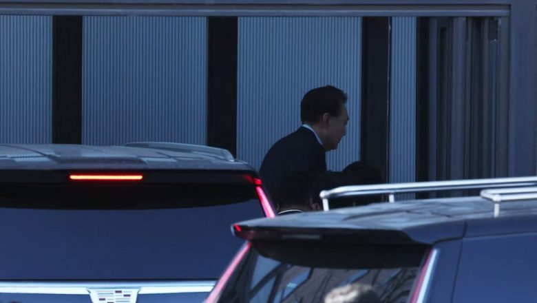L'arrestation de l'ex-président sud-coréen Yoon Suk-yeol, suite à sa tentative d'instaurer la loi martiale, marque un tournant historique