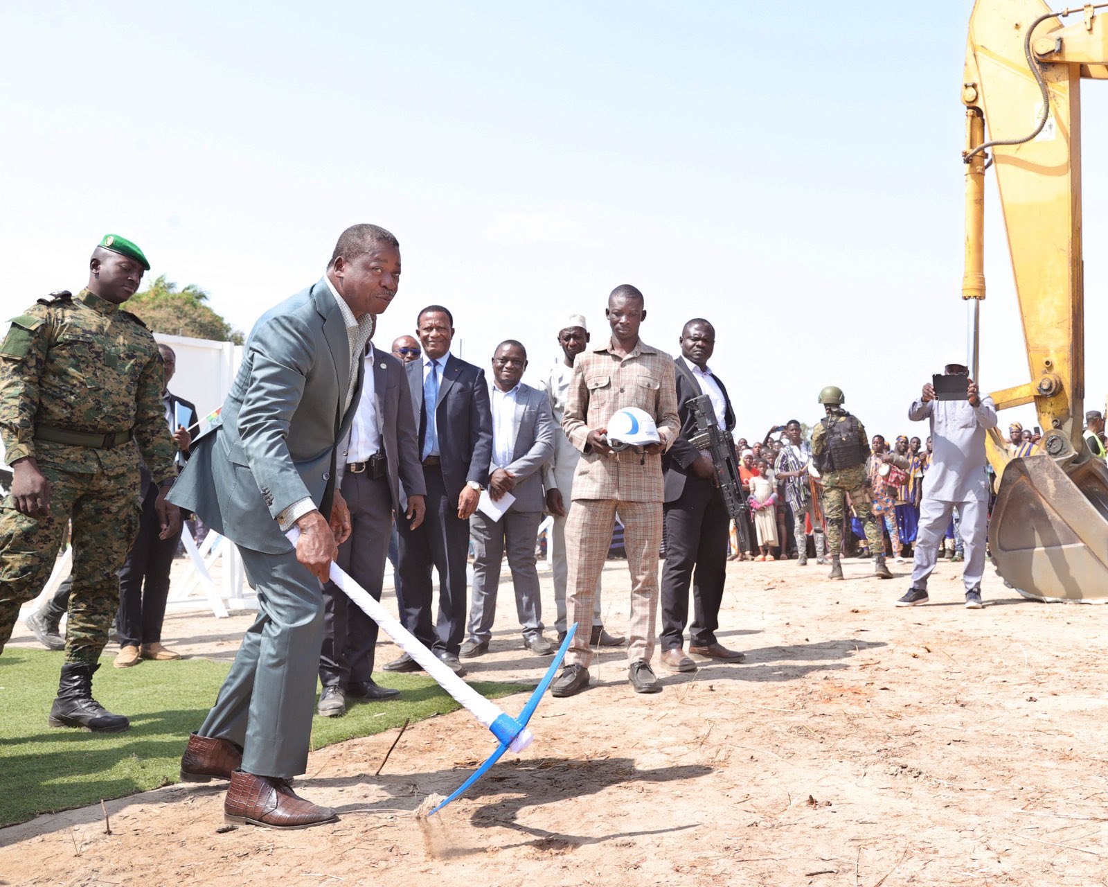 Le Président Faure Essozimna Gnassingbé a inauguré hier à Kpario le lancement des travaux de la voie de contournement de Sokodé.