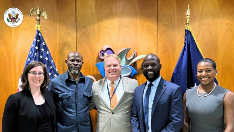 Rencontre entre Djimon Hounsou et le Chargé d'affaires Ronald Hawkins à l'Ambassade des États-Unis à Lomé pour discuter de soutien au cinéma