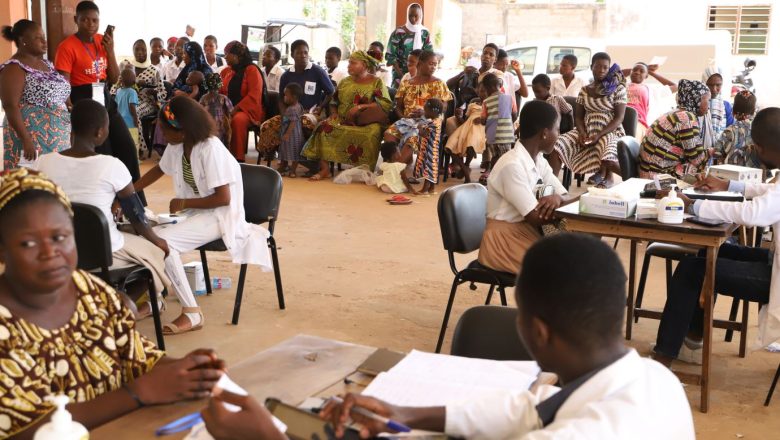 Campagne de consultations médicales gratuites à Kara en hommage à Gnassingbé Eyadéma, offrant des soins spécialisés