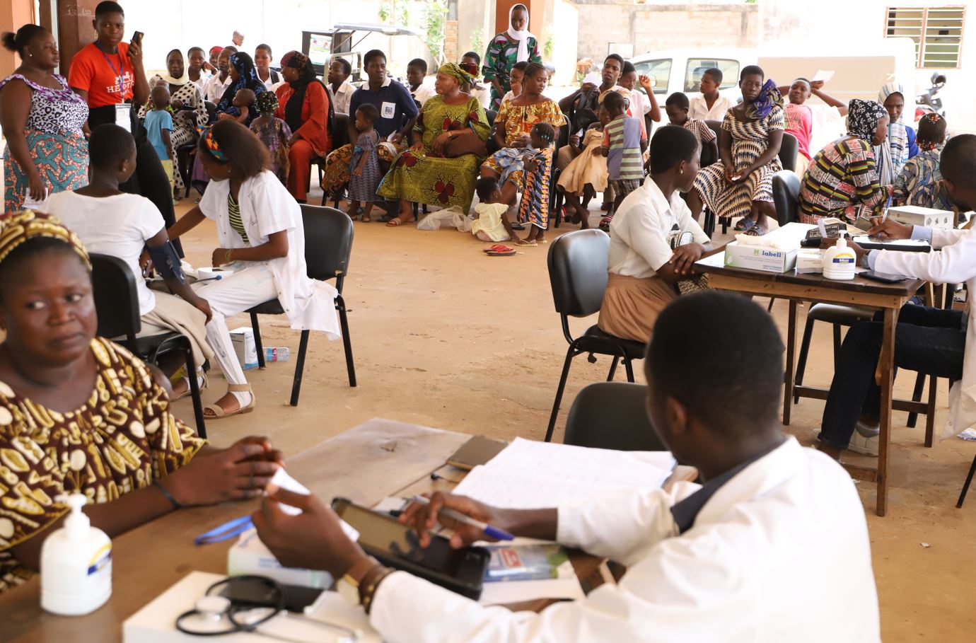 Campagne de consultations médicales gratuites à Kara en hommage à Gnassingbé Eyadéma, offrant des soins spécialisés