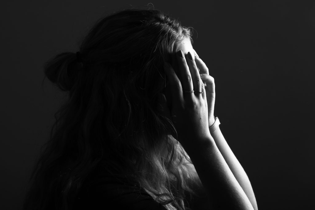 Un drame bouleverse le Togo : Justine, 13 ans, lutte pour sa survie après avoir été mariée de force et avoir tenté de se suicider.