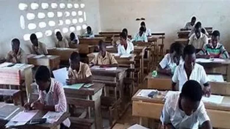 Le Togo, sous l'impulsion de son ministre Dodzi Komla Kokoroko, instaure un baccalauréat blanc national pour redéfinir l'évaluation scolaire