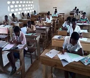 Le Togo, sous l'impulsion de son ministre Dodzi Komla Kokoroko, instaure un baccalauréat blanc national pour redéfinir l'évaluation scolaire