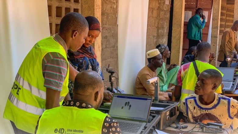 Le Togo lance une campagne de recensement biométrique, e-ID Togo, visant à établir une identité légale pour chaque résident,