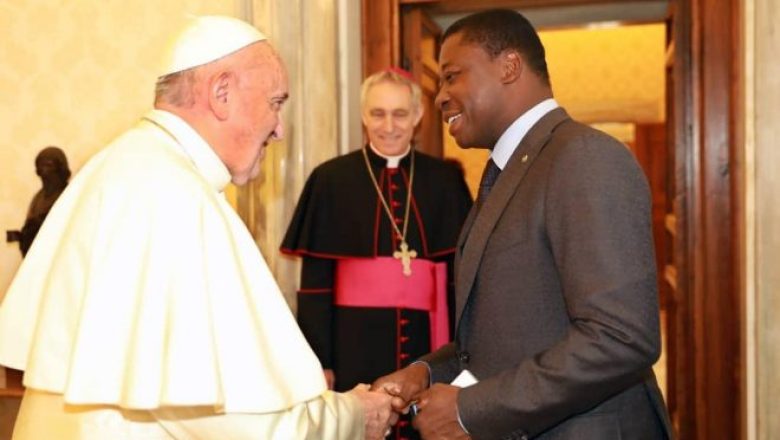 Alors que le Souverain Pontife, à 88 ans, affronte une complexe infection polymicrobienne, la foi et la résilience restent au cœur