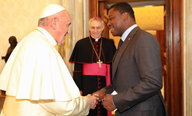Alors que le Souverain Pontife, à 88 ans, affronte une complexe infection polymicrobienne, la foi et la résilience restent au cœur