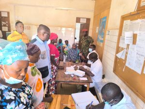 Prof Tchin Darré, a visité le district de Mô, inspectant les chantiers de rénovation des infrastructures sanitaires à Djarkpanga et Tindjassé