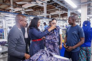 La ministre Manuella M. Santos met en lumière le dynamisme économique des Plateaux en visitant des entreprises locales innovantes.