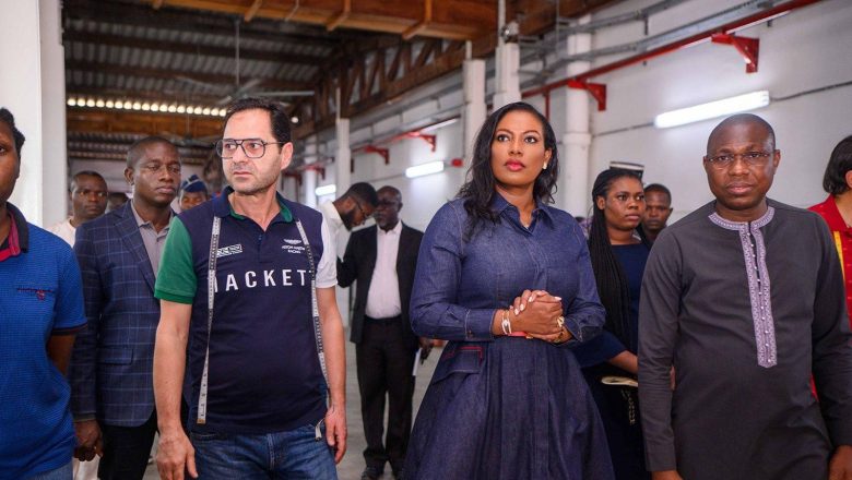 La ministre Manuella M. Santos met en lumière le dynamisme économique des Plateaux en visitant des entreprises locales innovantes.