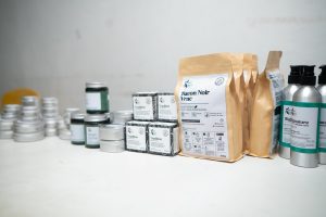 La ministre Manuella M. Santos met en lumière le dynamisme économique des Plateaux en visitant des entreprises locales innovantes.