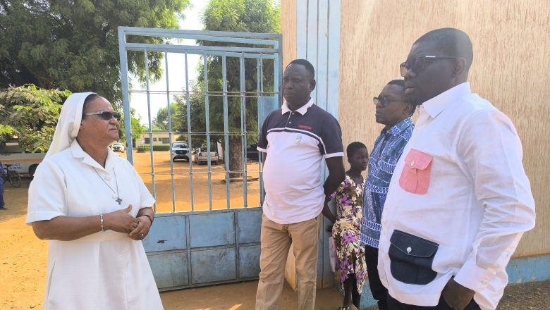 Lors de sa visite au Centre médical de Siou, le ministre de la Santé, Professeur Tchin Darre, a loué la propreté exemplaire