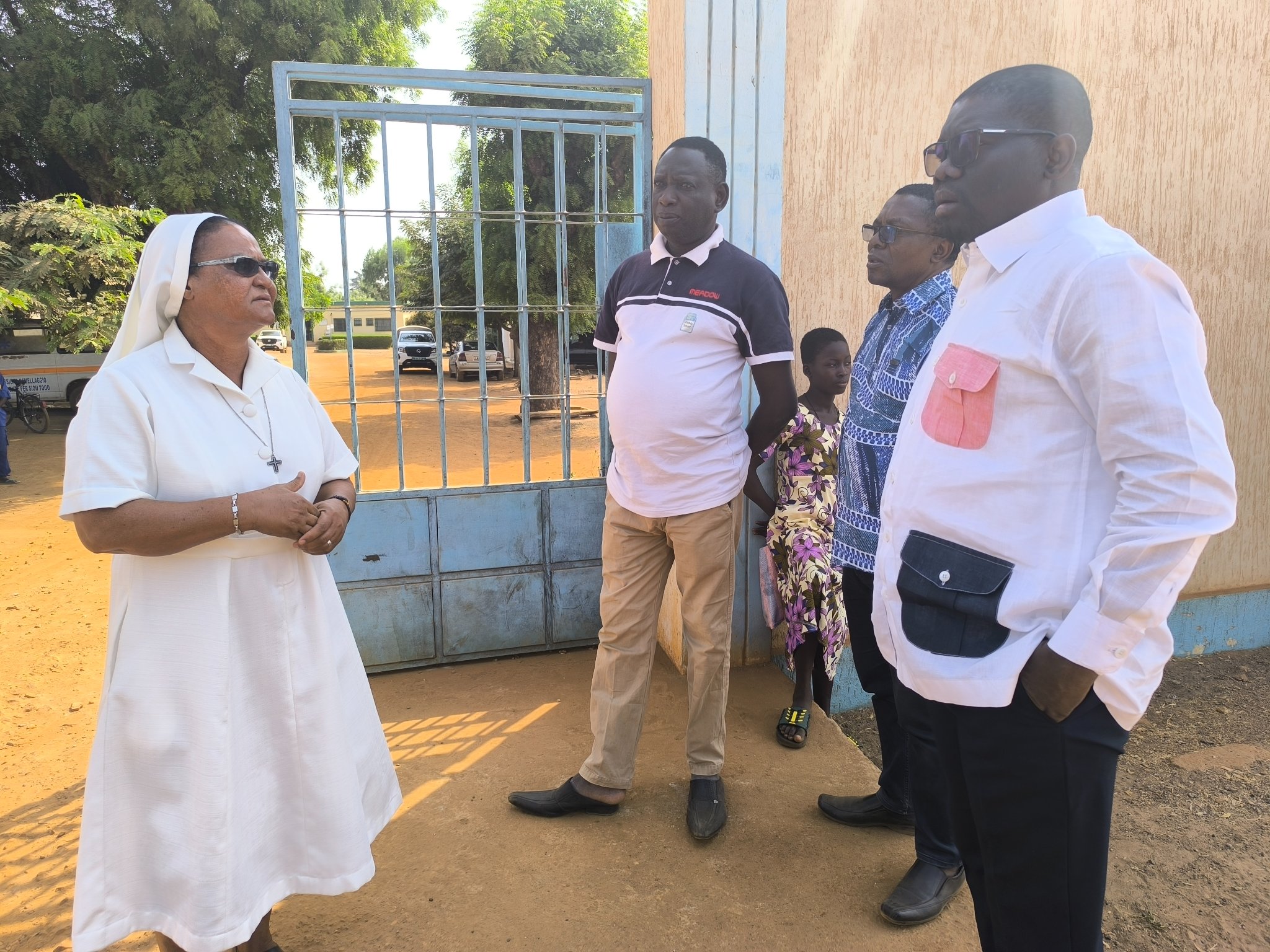 Lors de sa visite au Centre médical de Siou, le ministre de la Santé, Professeur Tchin Darre, a loué la propreté exemplaire