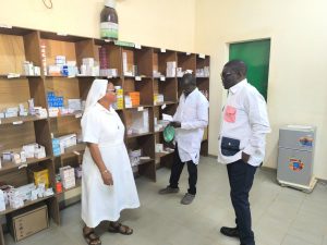 Lors de sa visite au Centre médical de Siou, le ministre de la Santé, Professeur Tchin Darre, a loué la propreté exemplaire 