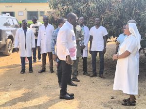 Lors de sa visite au Centre médical de Siou, le ministre de la Santé, Professeur Tchin Darre, a loué la propreté exemplaire 