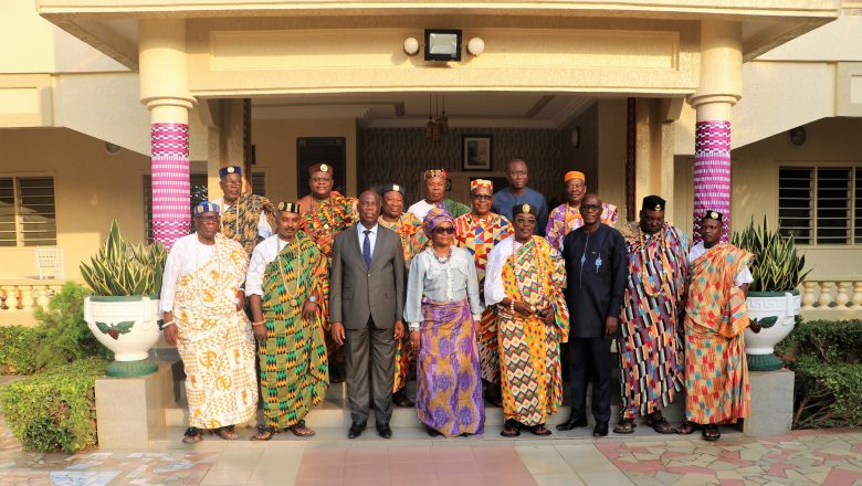 Le Gouverneur du Grand Lomé rencontre les chefs des cantons pour discuter des enjeux locaux et renforcer la collaboration.